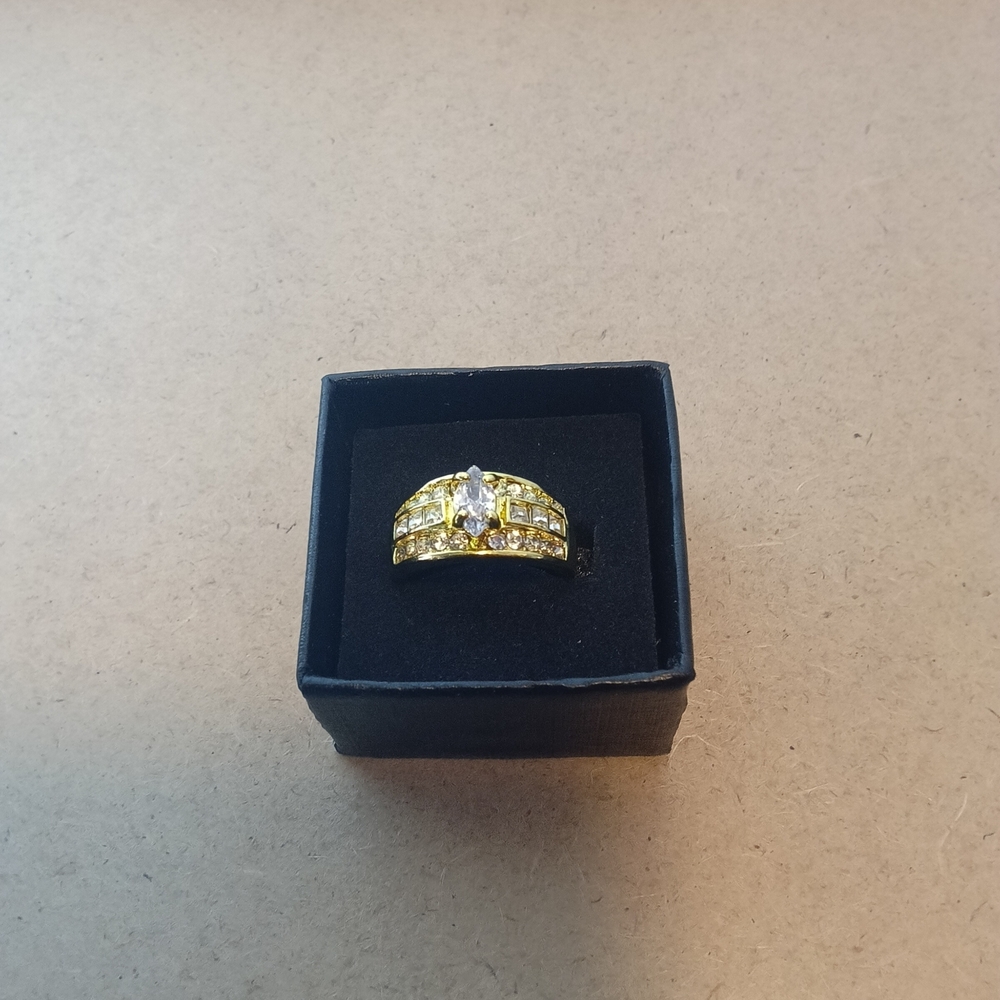 Radiant Gold Women's Ring with Sparkling Accents